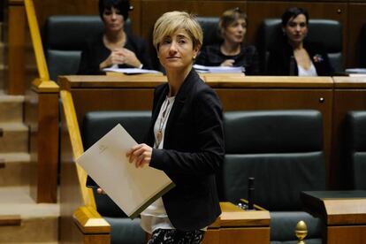 Pilar Zabala, de Podemos, se dirige a la tribuna de oradores en el Parlamento vasco en su estreno como parlamentaria.
