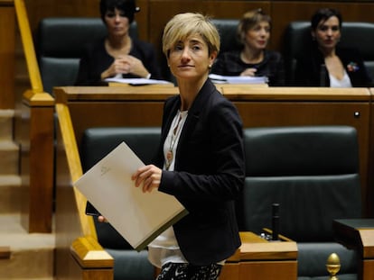 Pilar Zabala, de Podemos, se dirige a la tribuna de oradores en el Parlamento vasco en su estreno como parlamentaria.