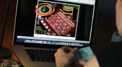 Un jugador hace una apuesta en una p&aacute;gina web de juego.