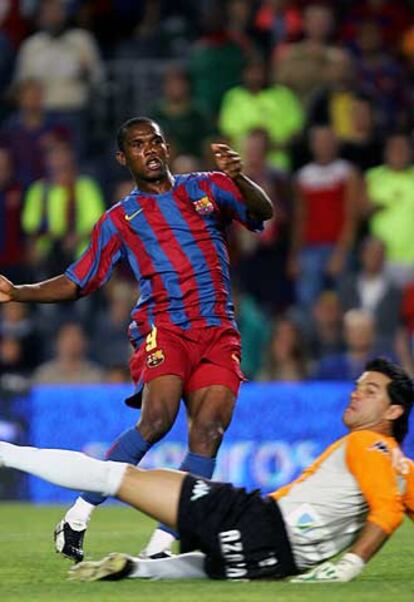 El delantero del Barcelona Samuel Eto'o marcó el único tanto de su equipo en el partido de vuelta. En la foto, el camerunés supera la salida del guardameta bético, Contreras. El cómodo marcador del partido de ida (0-3 para el Barça), dejó el partido de vuelta en casi un trámite.