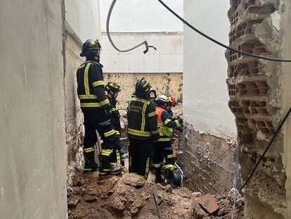 Un grupo de bomberos rescata el cuerpo de un trabajador que murió aplastado por la galería subterránea que reformaba en el centro de Madrid, el 18 de diciembre de 2023.