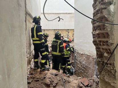 Un grupo de bomberos rescata el cuerpo de un trabajador que murió aplastado por la galería subterránea que reformaba en el centro de Madrid, el 18 de diciembre de 2023.