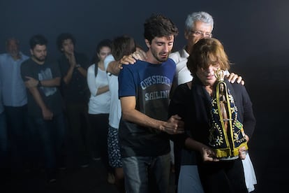 Familiares del periodista Guilherme Marques, una de las víctimas del accidente del avión del Chapecoense, durante una ceremonia religiosa en su memoria celebrada en Río de Janeiro (Brasil).