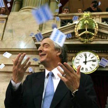 Néstor Kirchner es recibido en el Congreso con una lluvia de papeletas con el mensaje "Fuerza Kirchner".