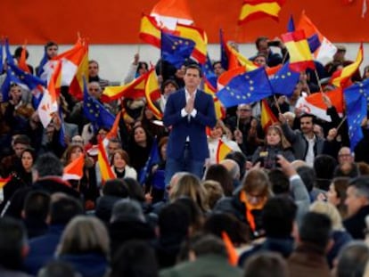 El candidato presenta en un acto en Madrid su cartel electoral, con un eslogan que recuerda al movimiento de Macron, En Marche!