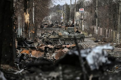 Vehículos blindados rusos destruidos en la ciudad de Bucha, al oeste de Kiev, el 4 de marzo.