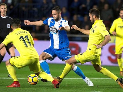 Costa y V&iacute;ctor Ruiz tratan de frenar a Andone.