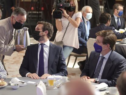 El líder del PP, Pablo Casado (en el centro), acompañado de la presidenta de la Comunidad de Madrid, Isabel Díaz Ayuso, y el alcalde de la capital, José Luis Martínez-Almeida, en el desayuno informativo del Fórum Europa, en Madrid.