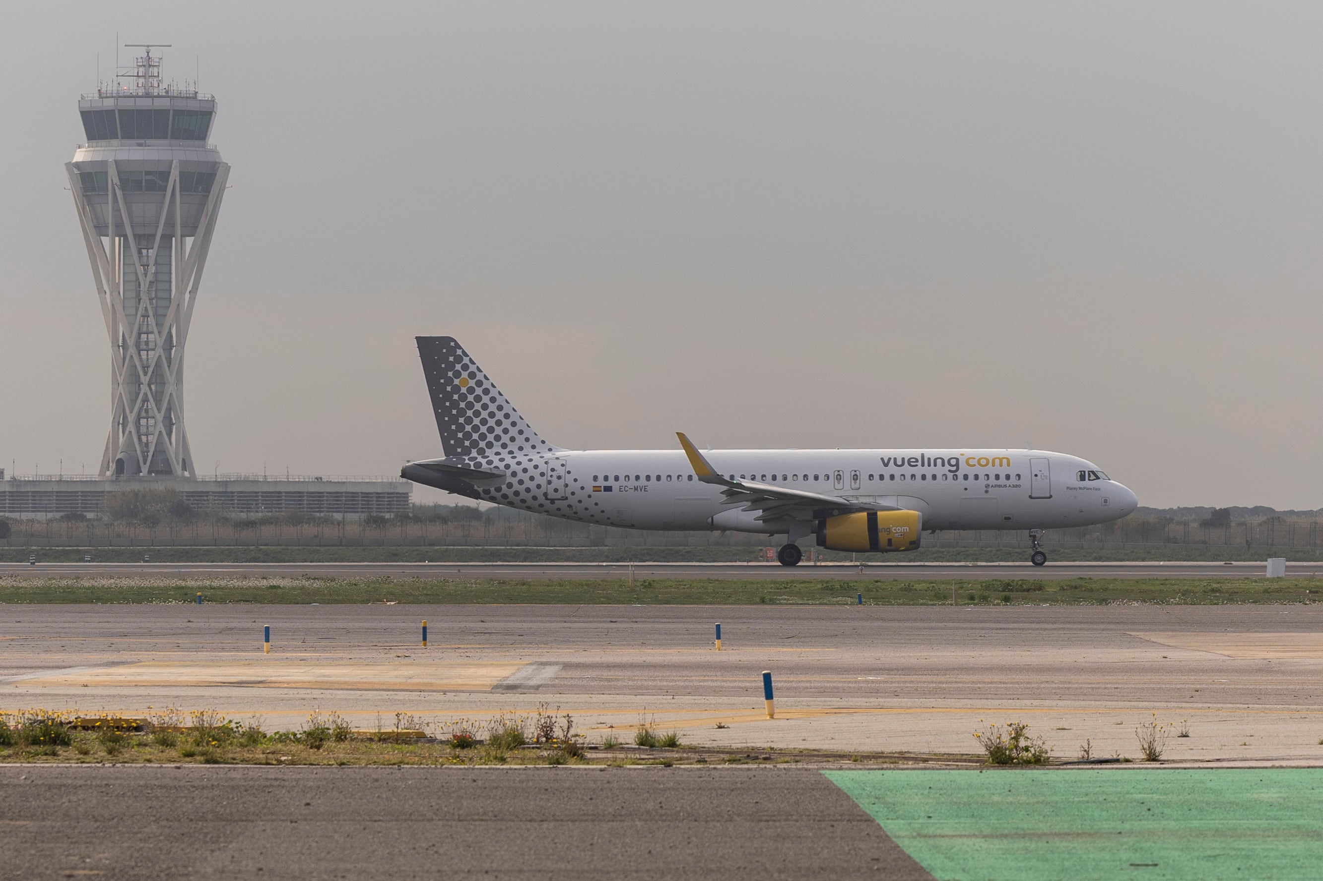 Un avión de Vueling en las pistas del aeropuerto de Barcelona-El Prat.