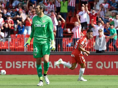 ALMERÍA, 08/10/2022.- El jugador del UD Almería Robertone (d) celebra un gol durante el partido disputado entre el UD Almería y el Rayo Vallecano, este sábado, en Power Horse Stadium de Almería. EFE / Carlos Barba
