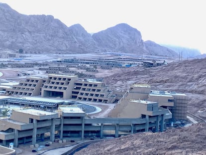 Uno de los hoteles que se construyen en la explanada de El Raha,con 150 habitaciones, en una imagen de 2024. 
