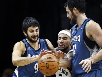 Rubio y Love disputan una bola al jugador de Memphis Bayless.