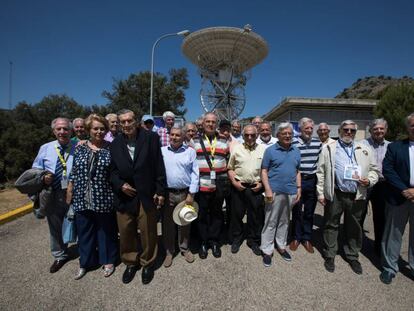 The Spaniards who took part in the NASA space programs pose in front of the Robledo de Chavela monitoring station.