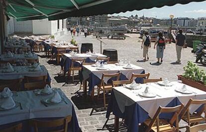 Terraza de La Rampa, taberna portuaria en San Sebastián. Abajo, mero a la parrilla.