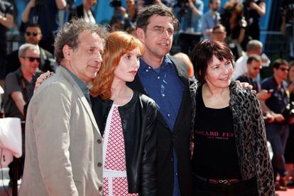 (De izda-dcha) El presidente del jurado del galardón de cine L'Oeil D'Or (ojo dorado), Emmanuel Finkiel, junto al resto de miembros del jurado; Lolita Chammah, Paul Sturz y Kim Longinotto en Cannes.