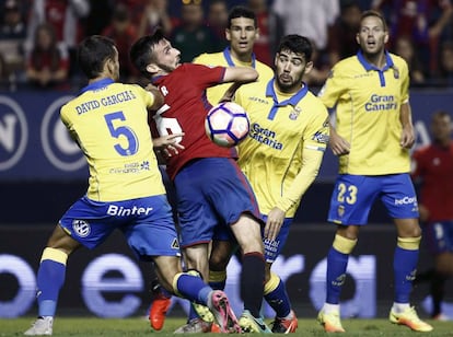 Sanjurjo intenta controlar el esf&eacute;rico rodeado de rivales.