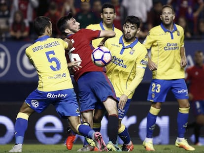 Sanjurjo intenta controlar el esf&eacute;rico rodeado de rivales.