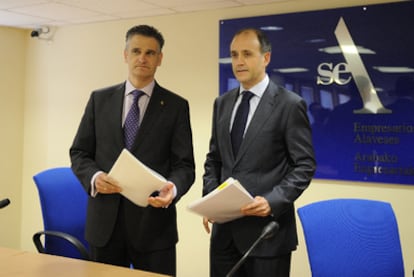 El sceretario general de SEA, Juan Ugarte (a la izquierda), y su director adjunto, Aitor Otaola, ayer en la sede de la patronal alavesa.