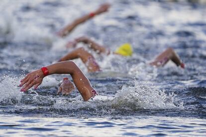 Varias deportistas compiten en la prueba de natación de maratón femenina en los Juegos Olímpicos, este miércoles en Tokio.