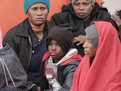 Llegada de los 36 ocupantes de una patera en la que viajaban una mayoría de mujeres y que fue rescatada por Salvamento Marítimo el pasado 23 de enero.
