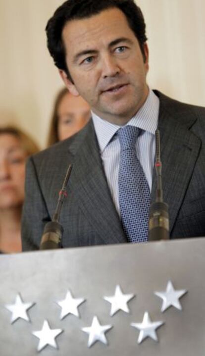 Pablo Cavero, nuevo consejero de Transportes, en la toma de posesión.