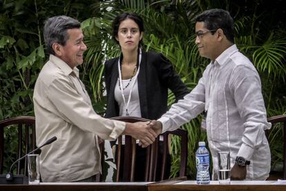 Pablo Bletrán (izq.), jefe de la delegación del ELN, da la mano al garante cubano en la nueva sede de negociaciones en La Habana.