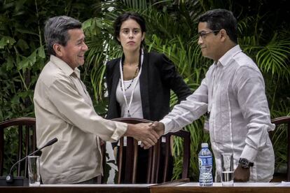 Pablo Bletrán (izq.), jefe de la delegación del ELN, da la mano al garante cubano en la nueva sede de negociaciones en La Habana.