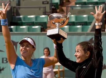 Anabel Medina y Virginia Ruano con su segundo trofeo de Roland Garros.