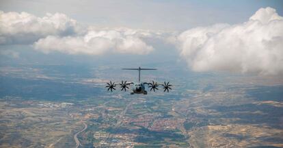 Un Airbus AM400 Atlas durante el vuelo de demostración realizado desde la Base Aérea de Zaragoza. Este nuevo avión puede lanzar a paracaidistas desde grandes alturas pero también entregar cargamentos a cinco metros de distancia del suelo.