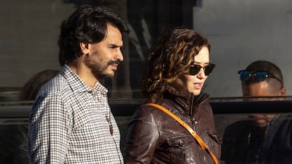Isabel Díaz Ayuso junto a su pareja, Alberto González, en Madrid, en 2022.