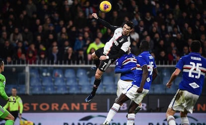 Cristiano Ronaldo se eleva sobre el hombro de Murru, lateral de la Sampdoria.