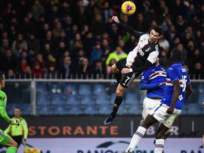 Cristiano Ronaldo se eleva sobre el hombro de Murru, lateral de la Sampdoria.