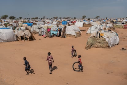 Un grupo de niños juega en el campo de desplazados de Adre, en Chad, el pasado septiembre. Se calcula que más de 200.000 personas se refugian en este lugar.