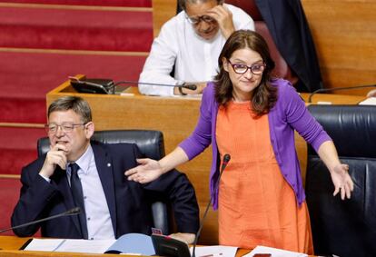 El presidente de la Generalitat, en la sesi&oacute;n de control, con M&oacute;nica Otra.