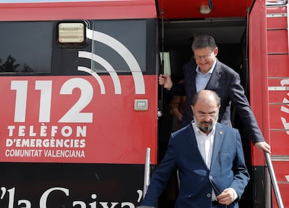 Desde arriba, los presidentes de la Comunidad Valenciana, Ximo Puig, y de Aragón, Javier Lambán, se reúnen con los responsables del puesto de mando avanzado a la zona afectada por el incendio, en Barracas (Castellón), el 25 de marzo de 2023. 