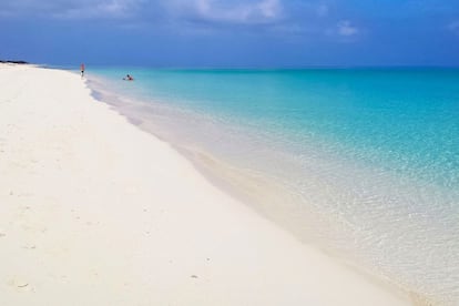 Una playa de arena cristalina y aguas turquesas en Cuba.