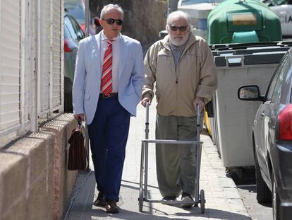 El exalcalde de O Grove, Alfredo Bea Gondar (d), a su llegada al juicio oral contra el periodista Nacho Carretero, en junio.