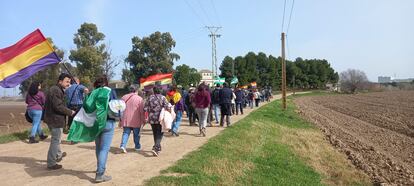 Varios de los participantes en la marcha hacia el cortijo de Gambogaz, en Camas, el pasado 18 de febrero. / PLATAFORMA GAMBOGAZ