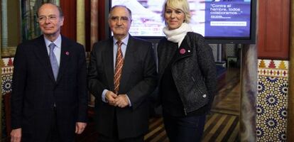 De izquierda a derecha, Ibon Areso, Miguel Ángel Fernardino y Ana Urrutia este martes en el Ayuntamiento de Bilbao.