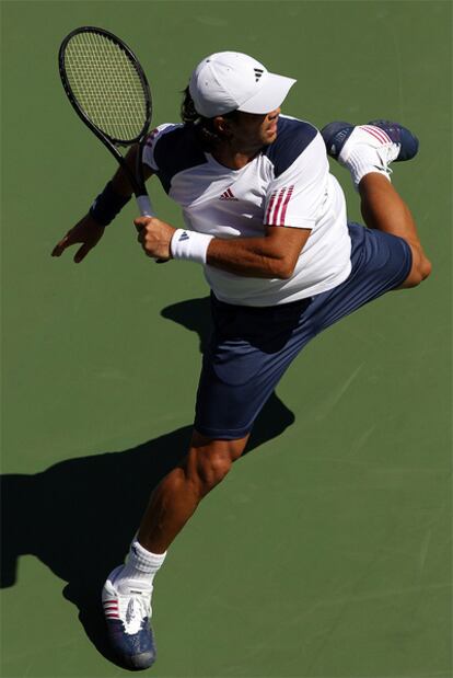 Verdasco golpea la pelota durante el partido contra Nalbandian.