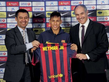 Neymar Jr. recebe camiseta de dirigentes do Bar&ccedil;a em sua apresenta&ccedil;&atilde;o, em junho de 2013.