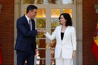 El presidente del Gobierno, Pedro Sánchez, recibe a la presidenta de la Comunidad de Madrid, Isabel Díaz Ayuso, este viernes en el Palacio de La Moncloa.