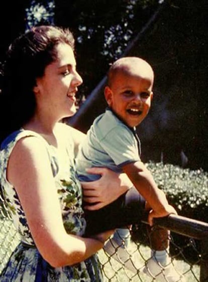 El hoy presidente electo aparece en esta vieja foto de niño con su madre, Ann Durham.