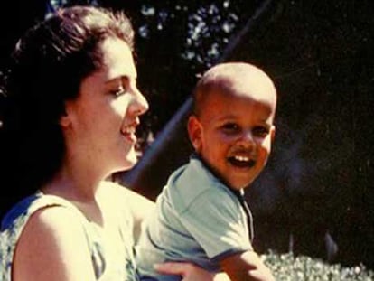 El hoy presidente electo aparece en esta vieja foto de niño con su madre, Ann Durham.