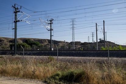 Enjambre de cables eléctricos junto a las vías del AVE a la altura de Villaverde (Madrid).