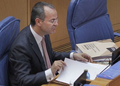 El conselleiro Xesús Vázquez durante el debate en el pleno de ayer.
