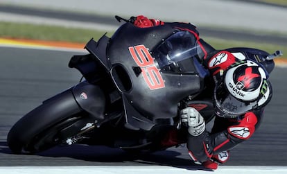 Lorenzo, con la Ducati, ayer durante los test de de Cheste.
