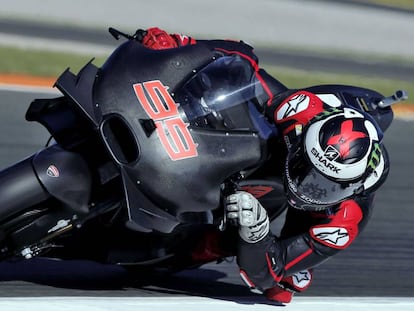 Lorenzo, con la Ducati, ayer durante los test de de Cheste.