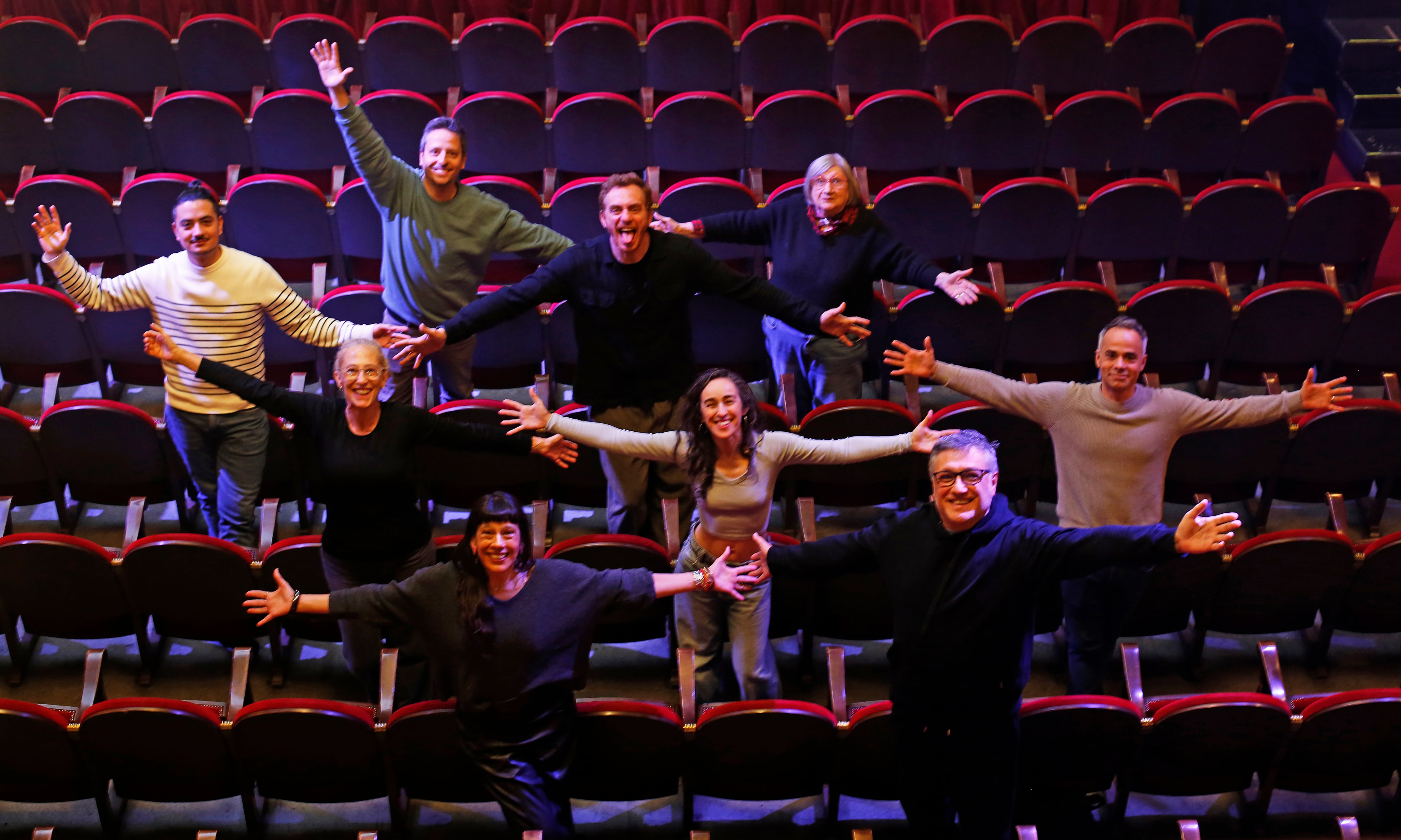 El grupo teatral, con su director, este domingo en Madrid.