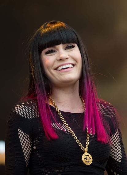 Hace un año, las puntas de Jessie J era fucsias. Actualmente la cantante luce melena corta y negra.